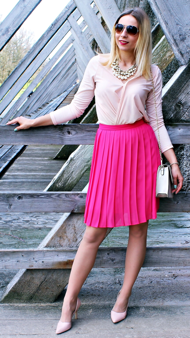 PLEADED SKIRTS - WHAT TO WEAR? - Fashion Tights